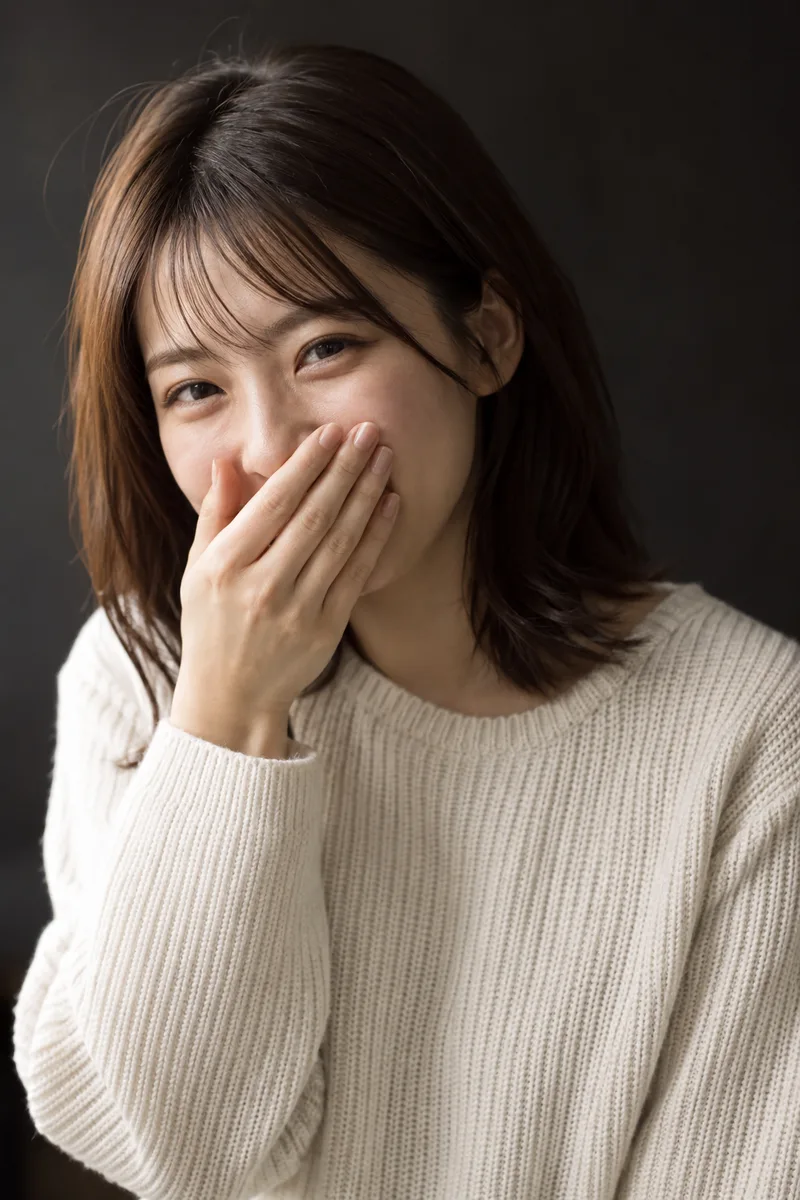 口元を隠して照れ笑いの生成例