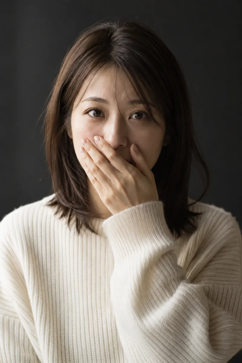 covering her mouth with her hand だけを足して生成した例（1枚目）