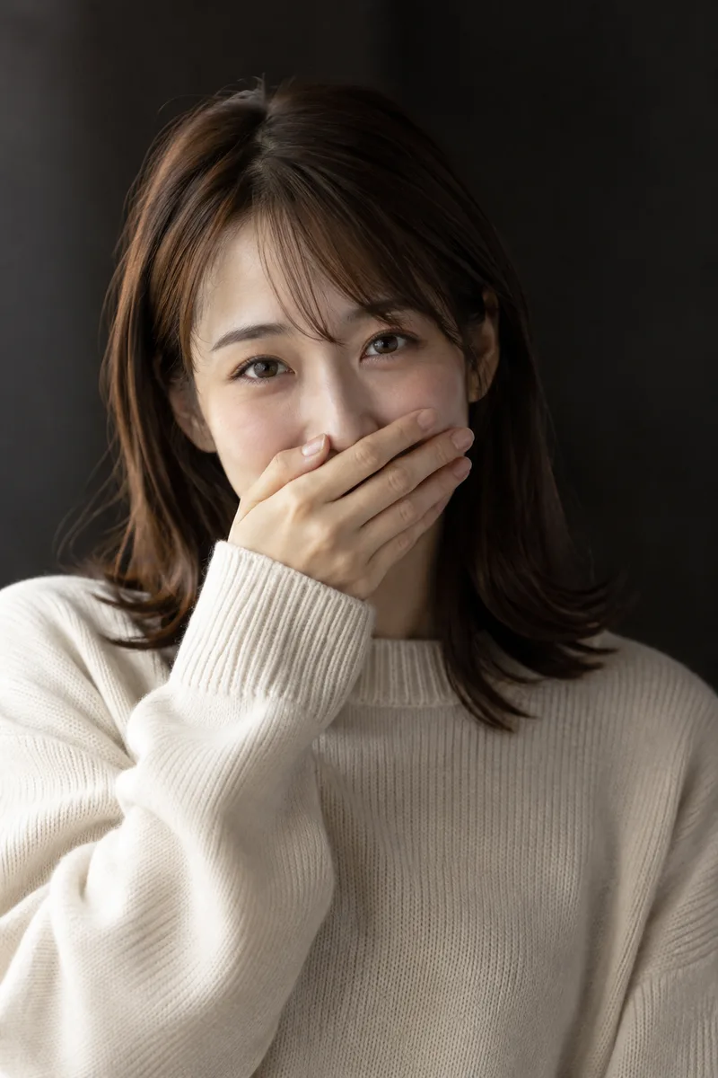 covering her mouth with her hand だけを足して生成した例（3枚目）