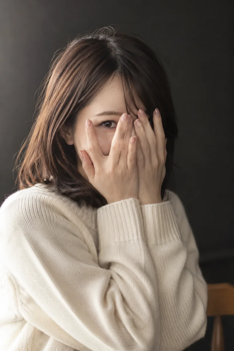 手で顔を隠してのぞくの生成例