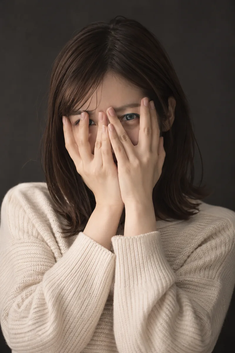 hiding her face with both hands, peeking through her fingers を足して生成した例（2枚目）
