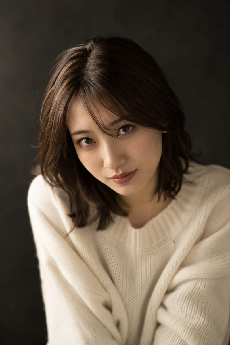 looking up through her lashes だけを足して生成した例（1枚目）
