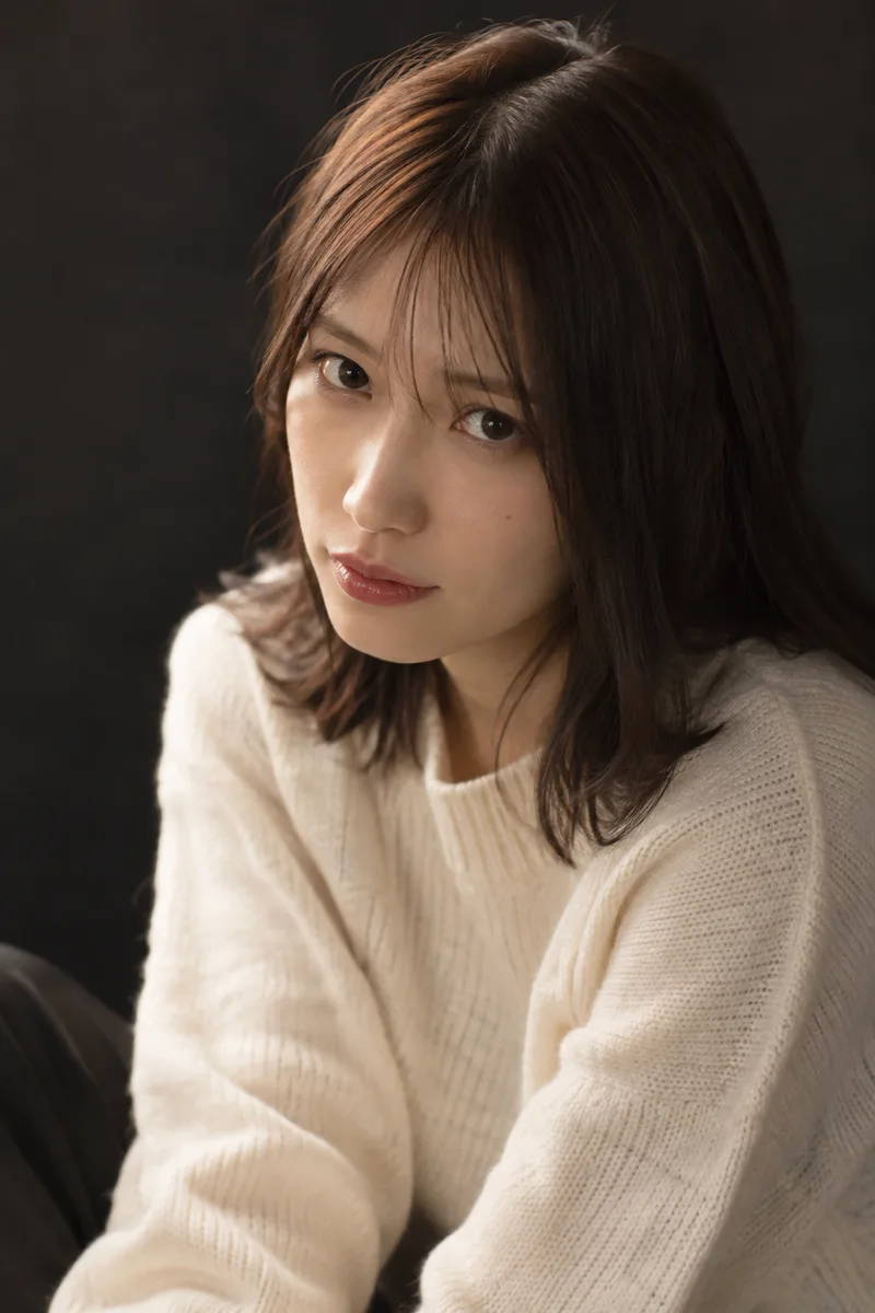 looking up through her lashes だけを足して生成した例（2枚目）