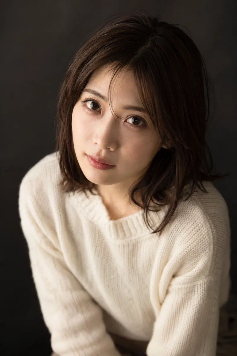 looking up through her lashes だけを足して生成した例（4枚目）
