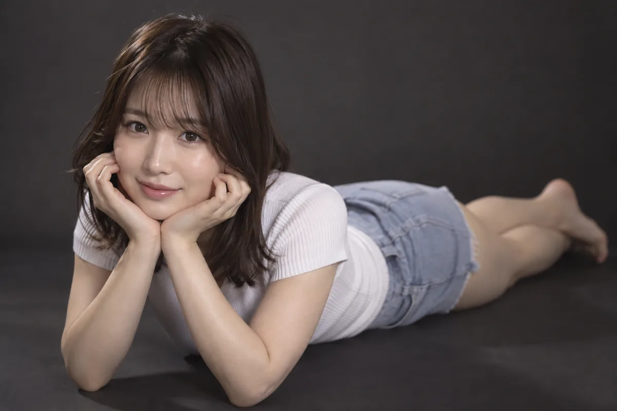 lying on her stomach with her chin in her hands を足して生成した例（2枚目）