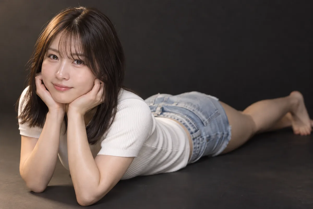 lying on her stomach with her chin in her hands を足して生成した例（4枚目）