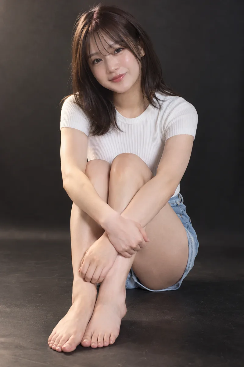 sitting on the floor hugging her knees を足して生成した例（2枚目）