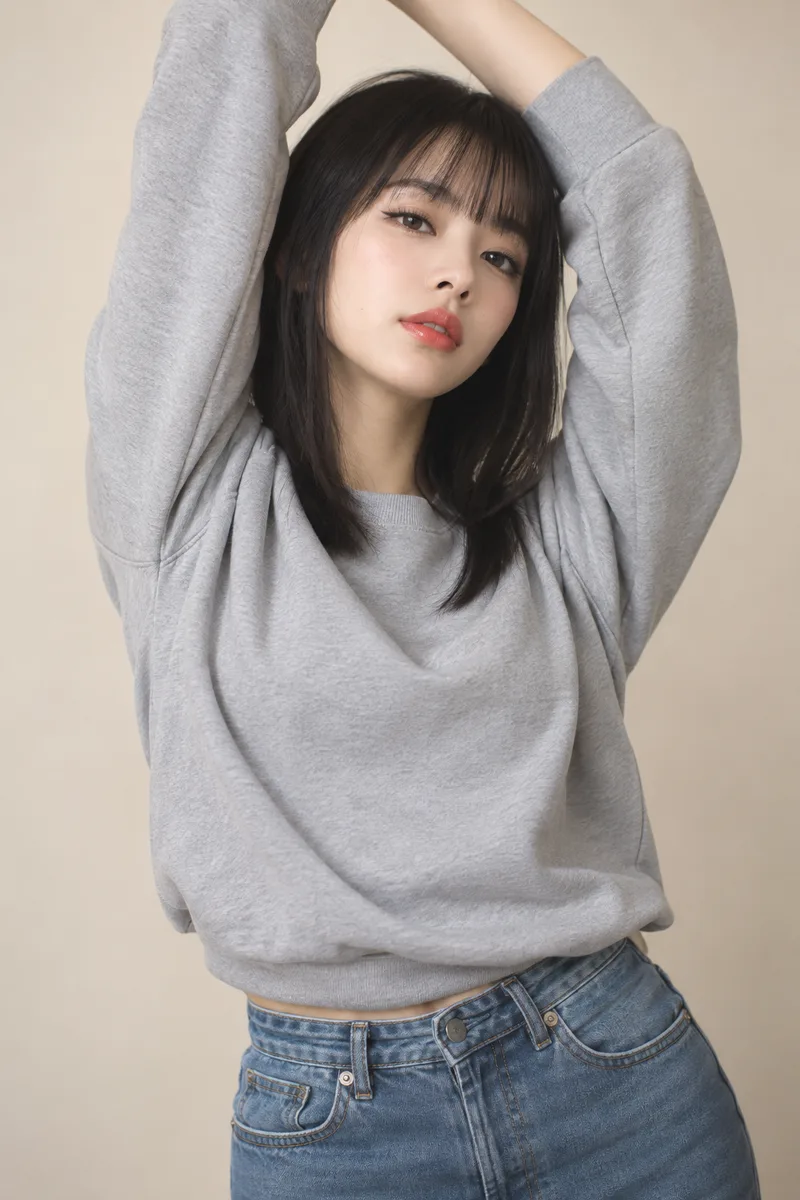 stretching her arms above her head を足して生成した例（4枚目）