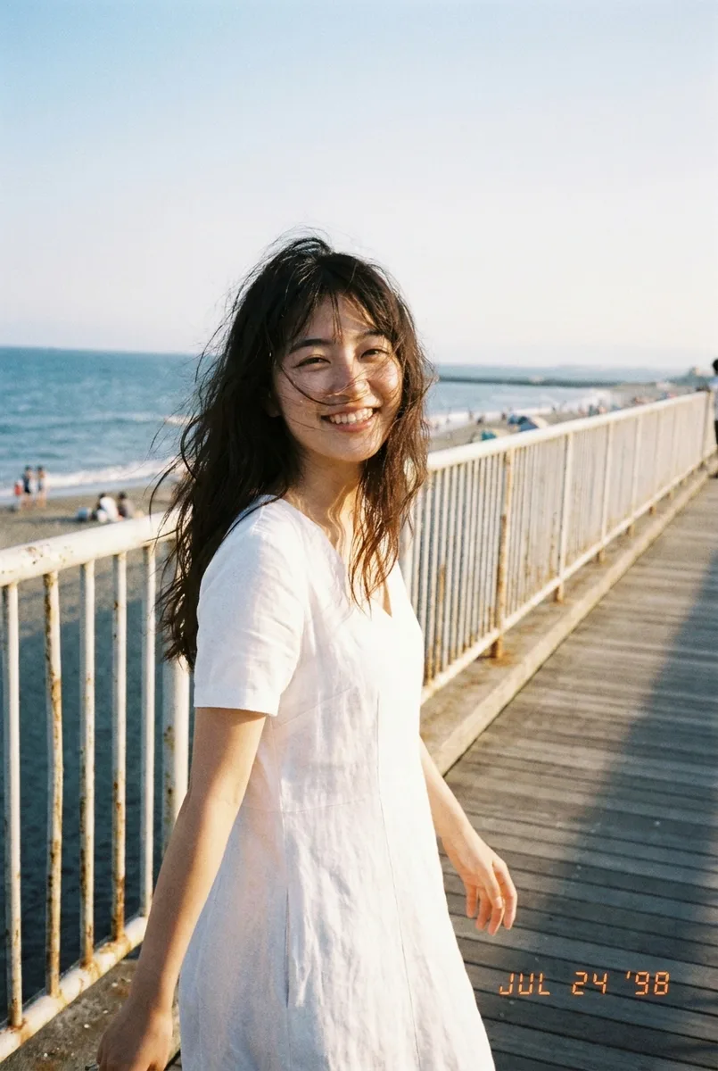 Nano Banana Proの作例（2枚目）：ベースに足したキーワード：Shot on a cheap disposable camera.