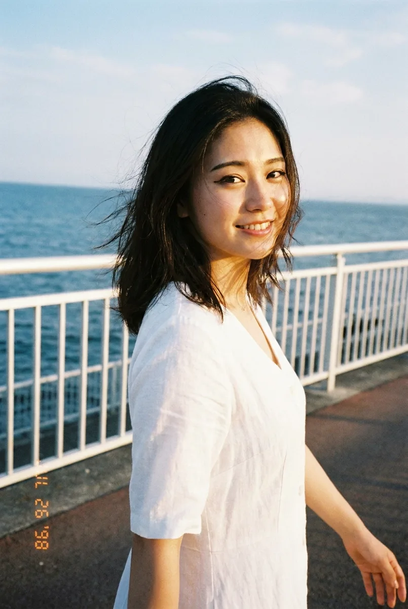 Nano Banana Proの作例（3枚目）：ベースに足したキーワード：Shot on a cheap disposable camera.
