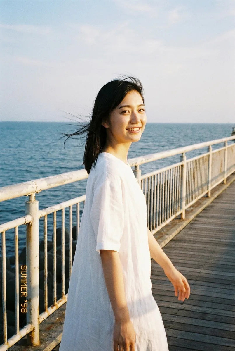 Nano Banana Proの作例（4枚目）：ベースに足したキーワード：Shot on a cheap disposable camera.