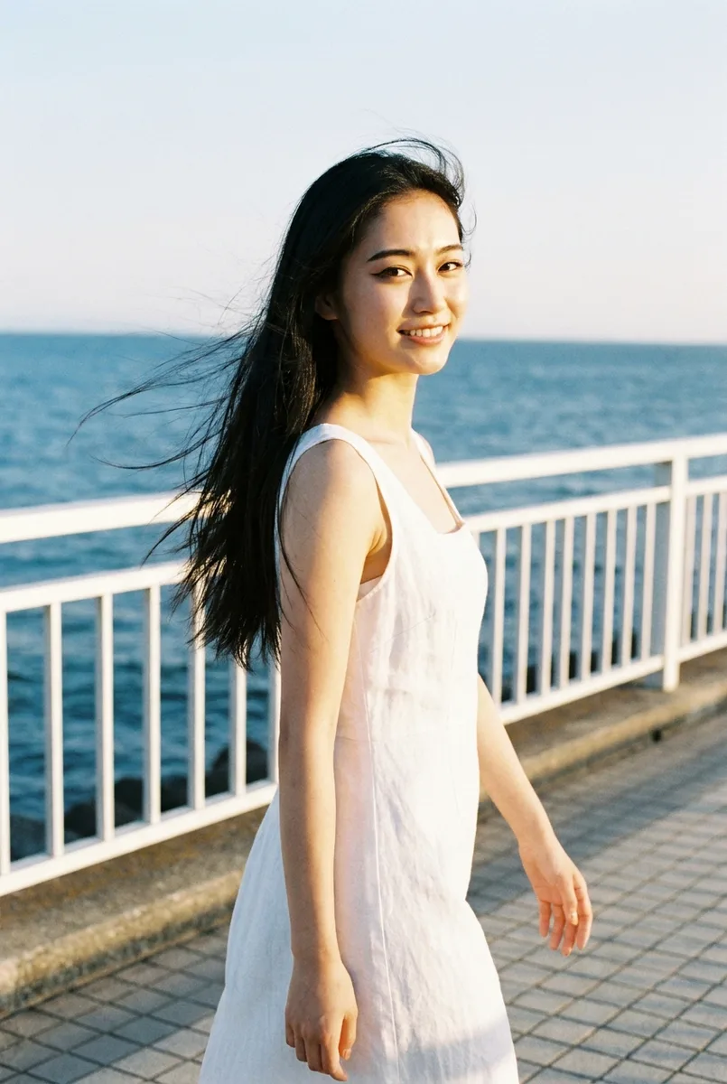 参照画像に渡した、海辺の白いワンピースの女性（Nano Banana Proで作成）